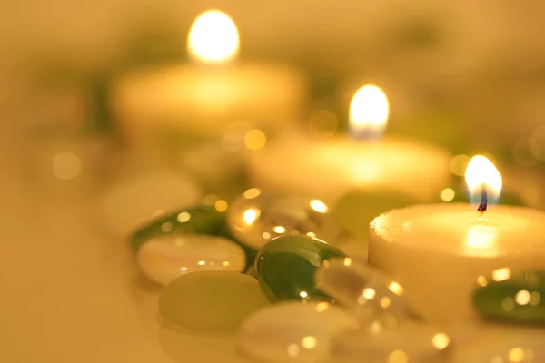 Brennende Kerzen umgeben von Glasperlen — Stockfoto
