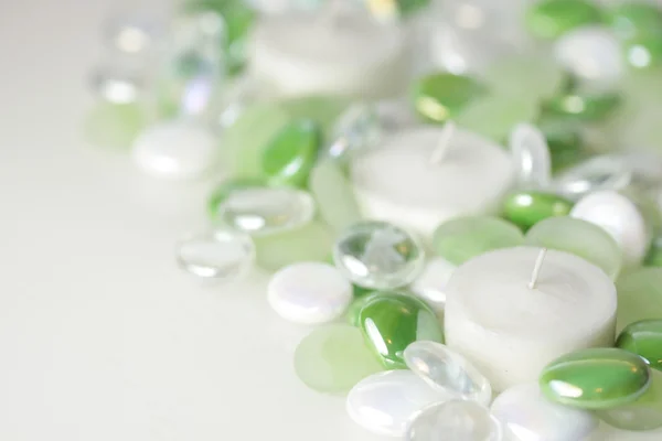 Velas rodeadas de perlas de vidrio — Foto de Stock