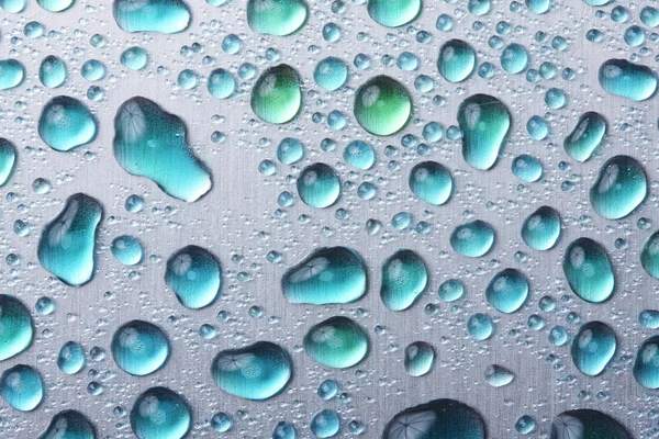 Kapky vody na kovovém povrchu — Stock fotografie