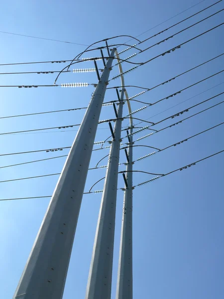 Pólos de energia contra o céu azul — Fotografia de Stock