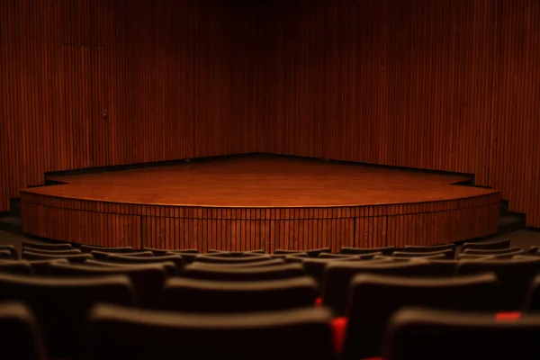 Stage & empty chairs — Stock Photo, Image