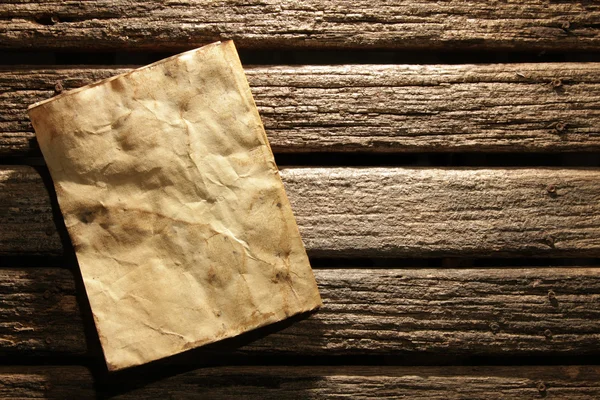 나무 벽에 오래 된 종이 — 스톡 사진
