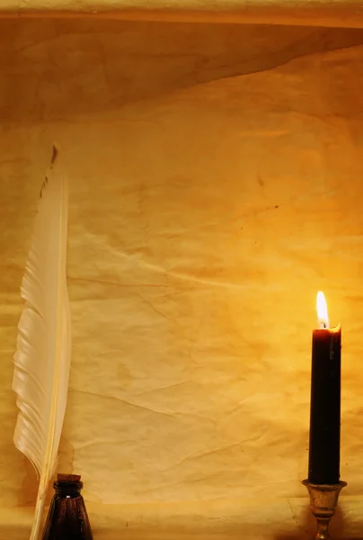 Χαρτί, πένα, & μελάνι που φωτίζονται από κερί — Φωτογραφία Αρχείου
