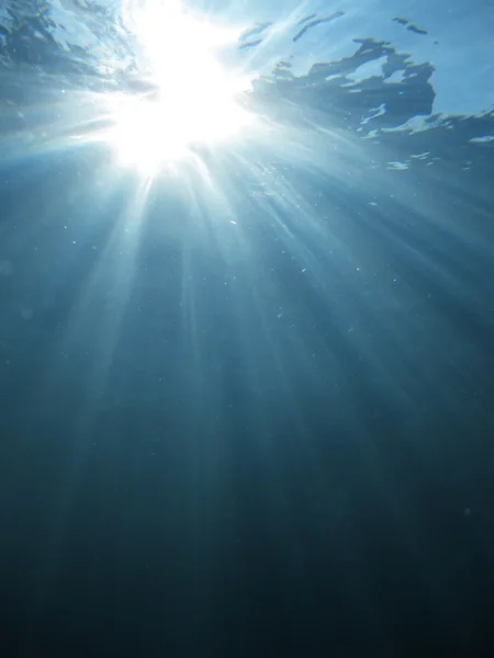 Raios de luz subaquáticos — Fotografia de Stock