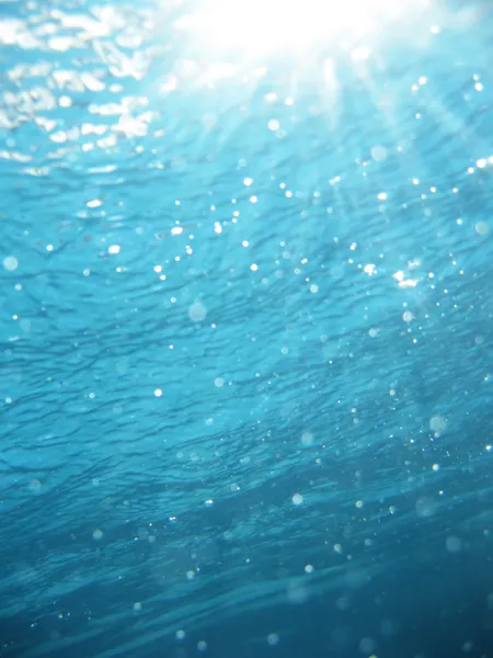 Rayons lumineux sous l'eau — Photo