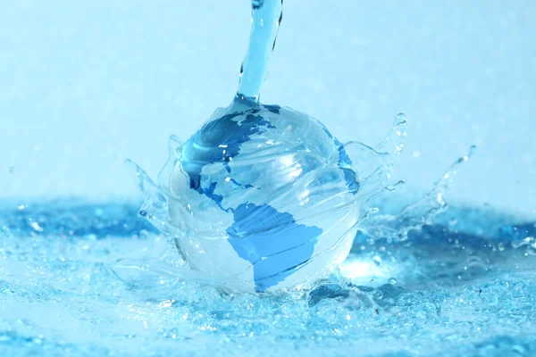 Glaskugel im Wasser — Stockfoto