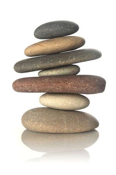Стековые камни, изолированные на белом
