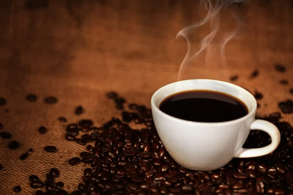Koffiekopje op gebrande koffiebonen — Stockfoto