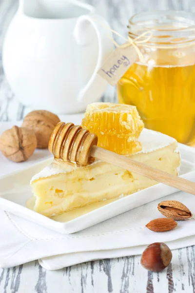 Brie and honey. — Stock Photo, Image