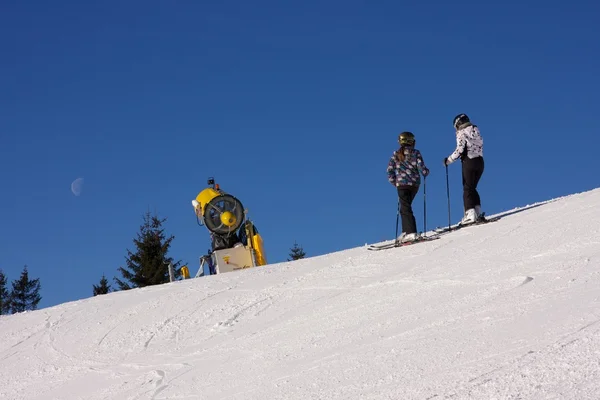 Дві дівчини катаються на лижах — стокове фото