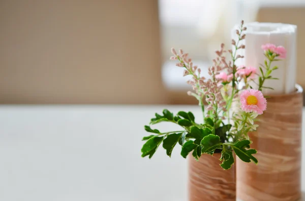 Decorazione tavola con fiori — Foto Stock