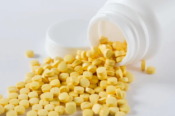 Желтые таблетки — стоковое фото