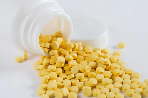Keltainen lääke — kuvapankkivalokuva