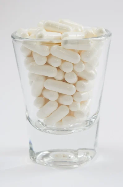 Pieno di pillole bianche — Foto Stock