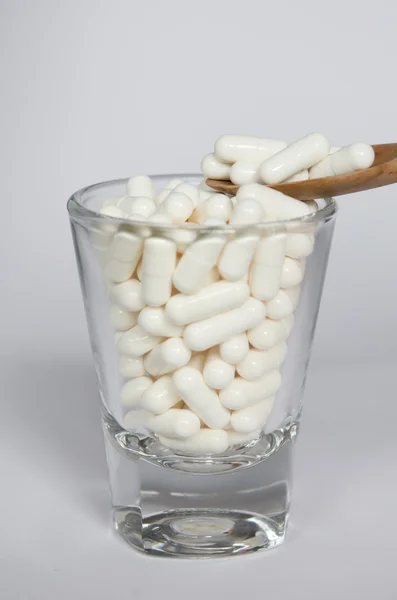 Pillole bianche su bianco — Foto Stock