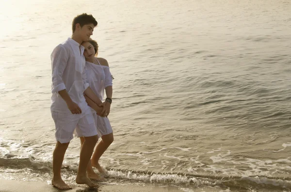 Gelukkige jonge paar samen op het strand — Stockfoto