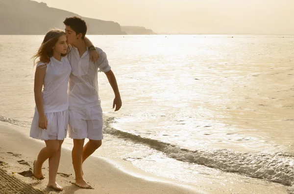Happy young couple together on the beach — Stock Photo, Image