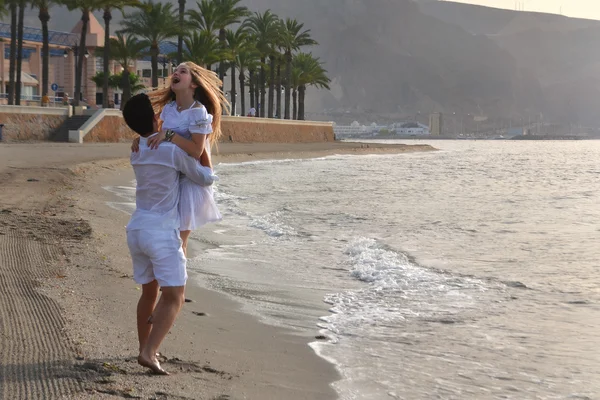 Счастливая молодая пара вместе на пляже — стоковое фото