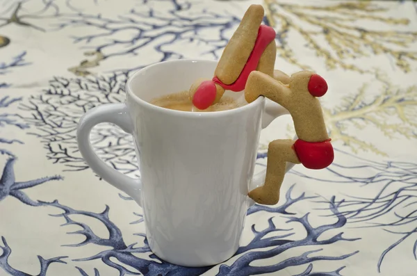 Tasse de café avec des nageurs en forme de biscuits Photos De Stock Libres De Droits