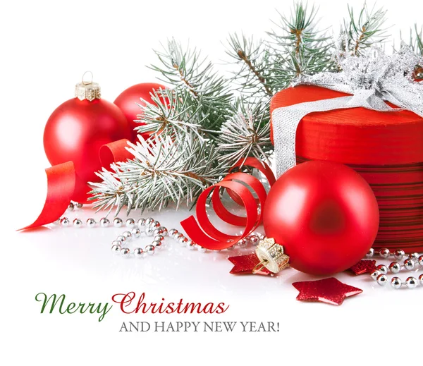 Röd julklapp med förgrena sig firtree — Stockfoto