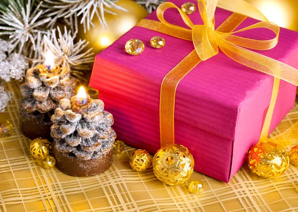 Regalo de Navidad con oropel firtree sucursal — Foto de Stock