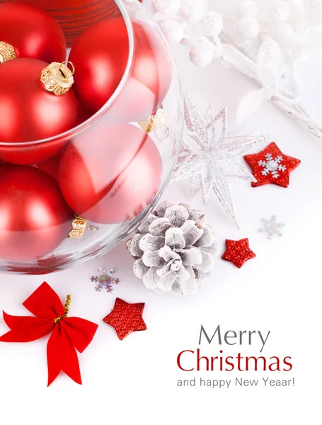 Röda julgranskulor med festliga glitter — Stockfoto