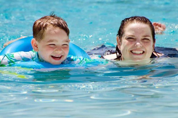 母亲和儿子在度假时一起游泳 — 图库照片