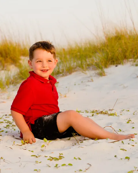 Retrato de niño feliz en la playa con dunas de arena en el fondo —  Fotos de Stock