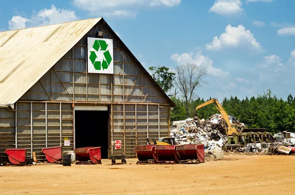 Centro di riciclaggio con deposito rottami e macchinari pesanti — Foto Stock