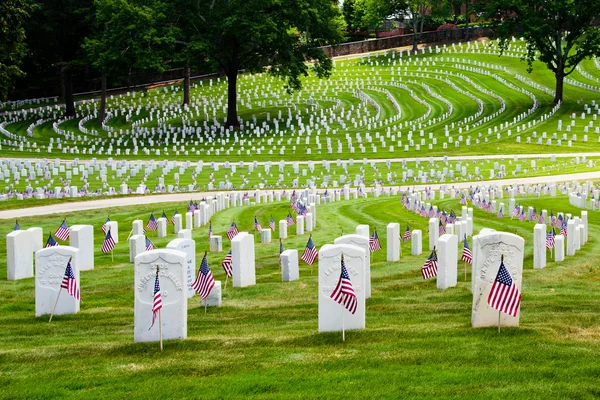Flaggor dekorera veteraner kyrkogård för memorial day — Stockfoto