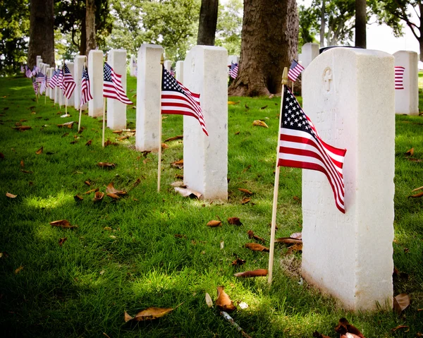 Flaggor dekorera veteraner kyrkogård för memorial day — Stockfoto