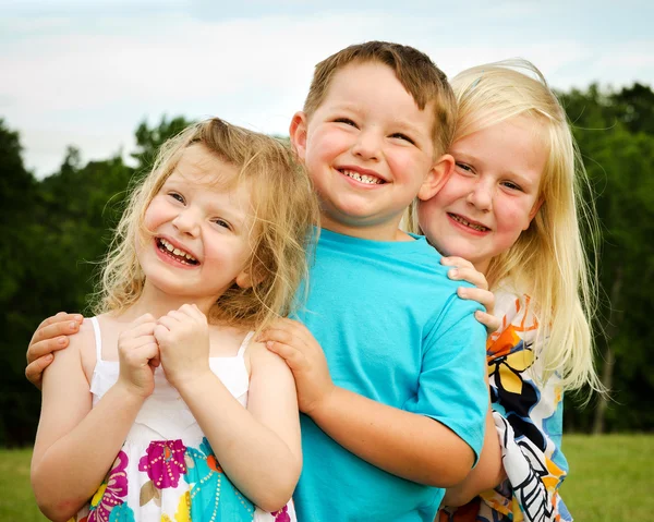 Retrato de tres niños jugando en el parque —  Fotos de Stock
