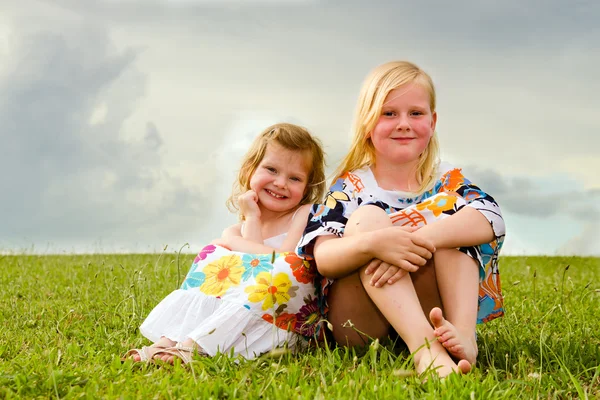 Portrait of young sisters outdoors at park — Stock Photo, Image