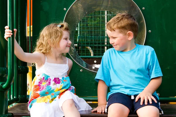 Niños jugando juntos en el patio de recreo —  Fotos de Stock