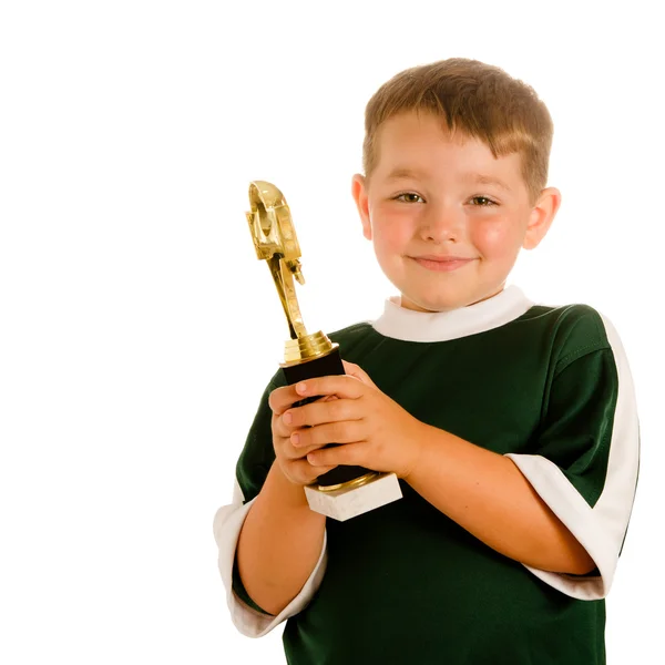 Счастливый ребенок в футбольной или футбольной форме с трофеем изолированы на белом — стоковое фото