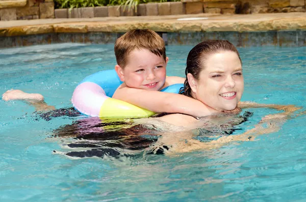 Mutter und Sohn schwimmen im Urlaub zusammen — Stockfoto