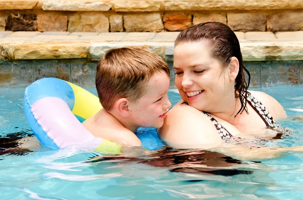 Matka a syn plavání spolu na dovolené — Stock fotografie
