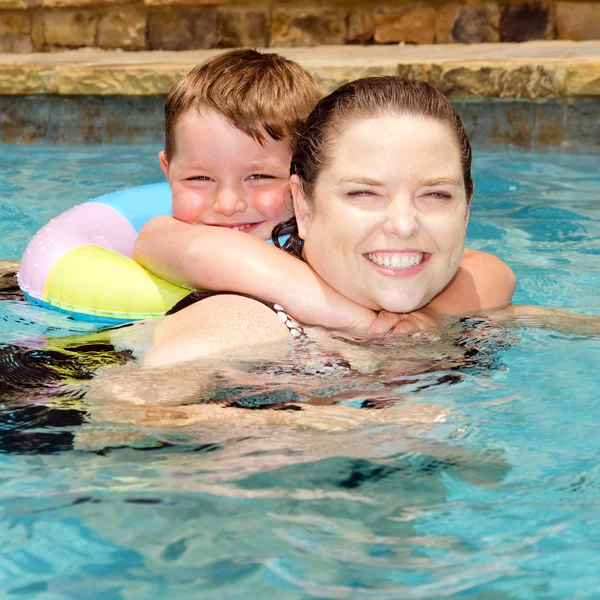 Mère et fils nagent ensemble pendant leurs vacances — Photo