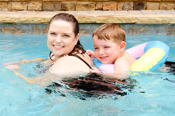 Moeder en zoon samen zwemmen terwijl hij op vakantie — Stockfoto