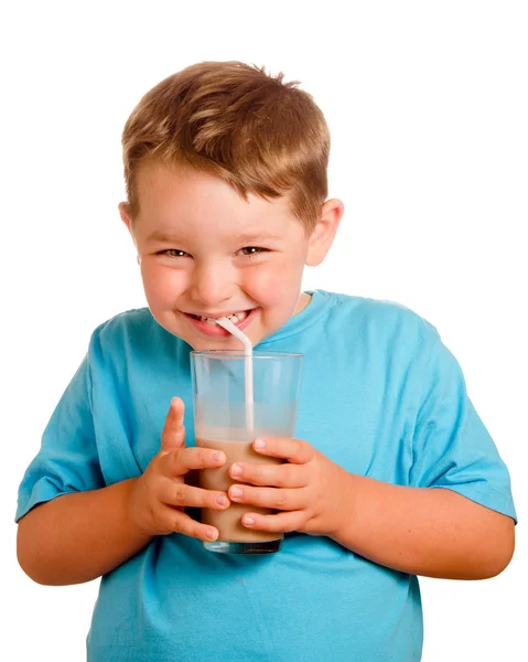 Szczęśliwy uśmiechający się dziecko pije mleko czekoladowe — Zdjęcie stockowe