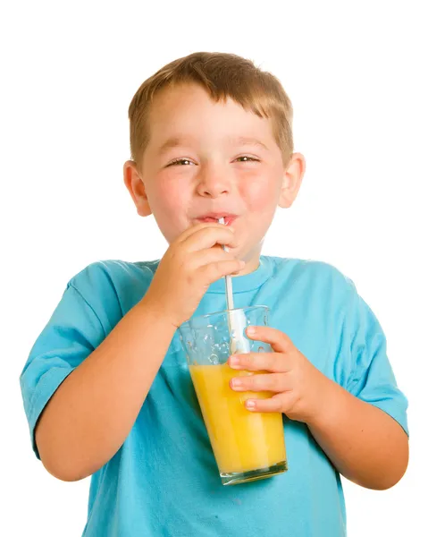 Criança feliz beber suco de laranja — Fotografia de Stock