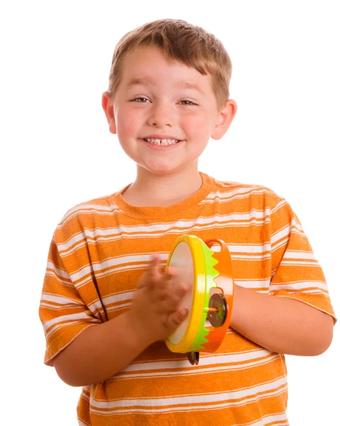 Gelukkig glimlachend kind spelen tamboerijn geïsoleerd op wit — Stockfoto