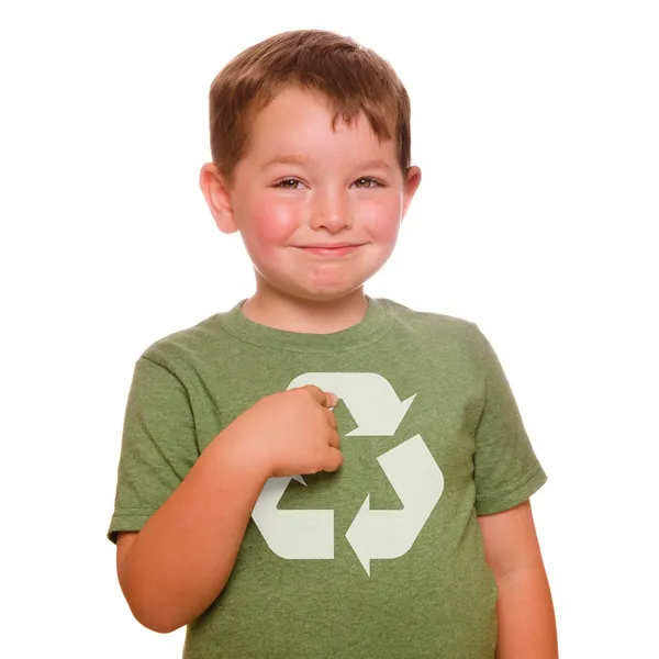 Reciclagem para o conceito futuro com a criança sorridente apontando orgulhosamente para o logotipo da reciclagem em sua camiseta verde — Fotografia de Stock