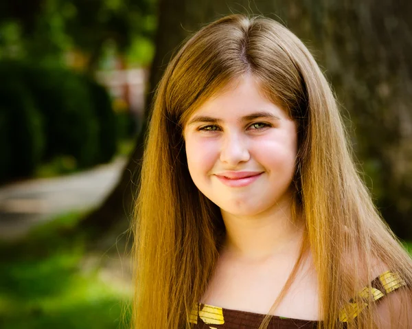 Nyári gyermek portréja mosolygó csinos, fiatal lány — Stock Fotó