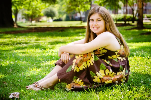 Sommer-Kinderporträt eines lächelnden hübschen jungen Mädchens — Stockfoto