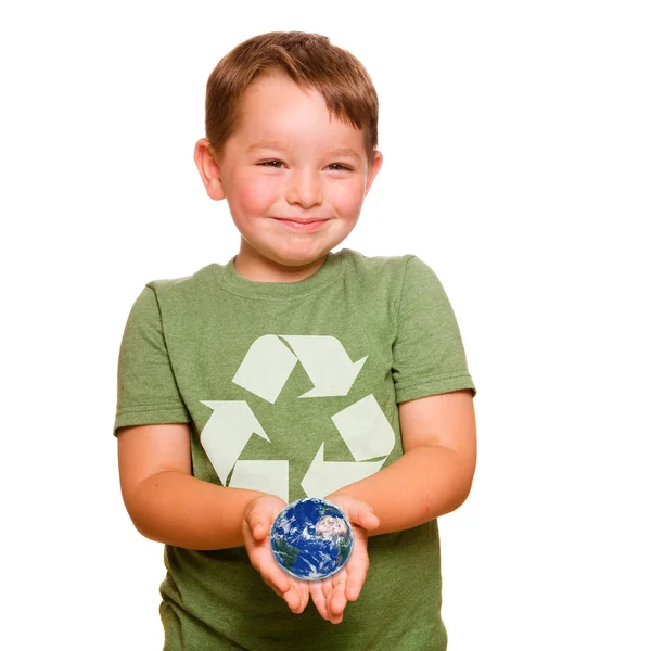 Концепция переработки отходов с ребенком, держащим планету Земля в ладони — стоковое фото