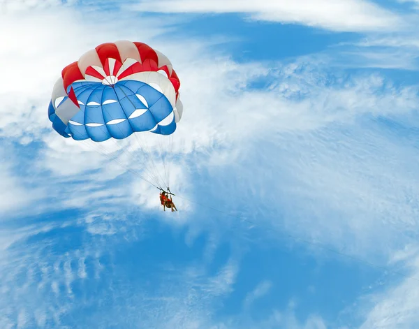 Parasailing sob céu azul nublado — Fotografia de Stock