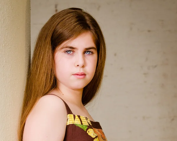 Retrato infantil de verano de una joven bonita y seria con ojos azules penetrantes —  Fotos de Stock