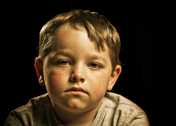 Портрет серйозної, сумної, розлюченої або пригніченої дитини, ізольованої на чорному — стокове фото