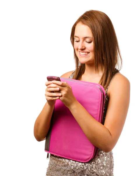 Счастливая школьница-подросток улыбается и пишет смс с мобильного телефона, изолированного на белом — стоковое фото